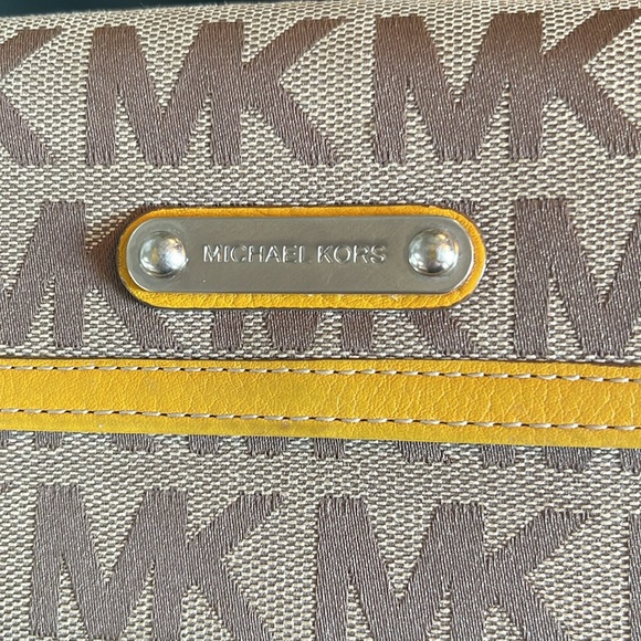 Micheal Kors Signature Wallet - Picture 3 of 9